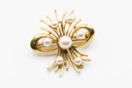 A 9CT YELLOW GOLD AND CULTURED PEARL BROOCH