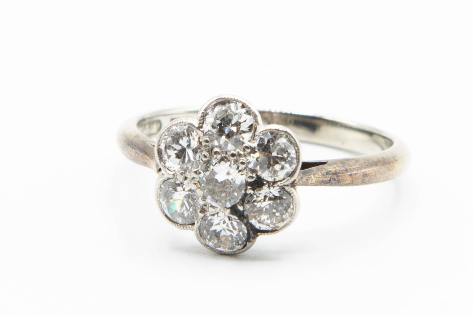 AN 18CT WHITE GOLD AND PLATINUM DIAMOND CLUSTER RING