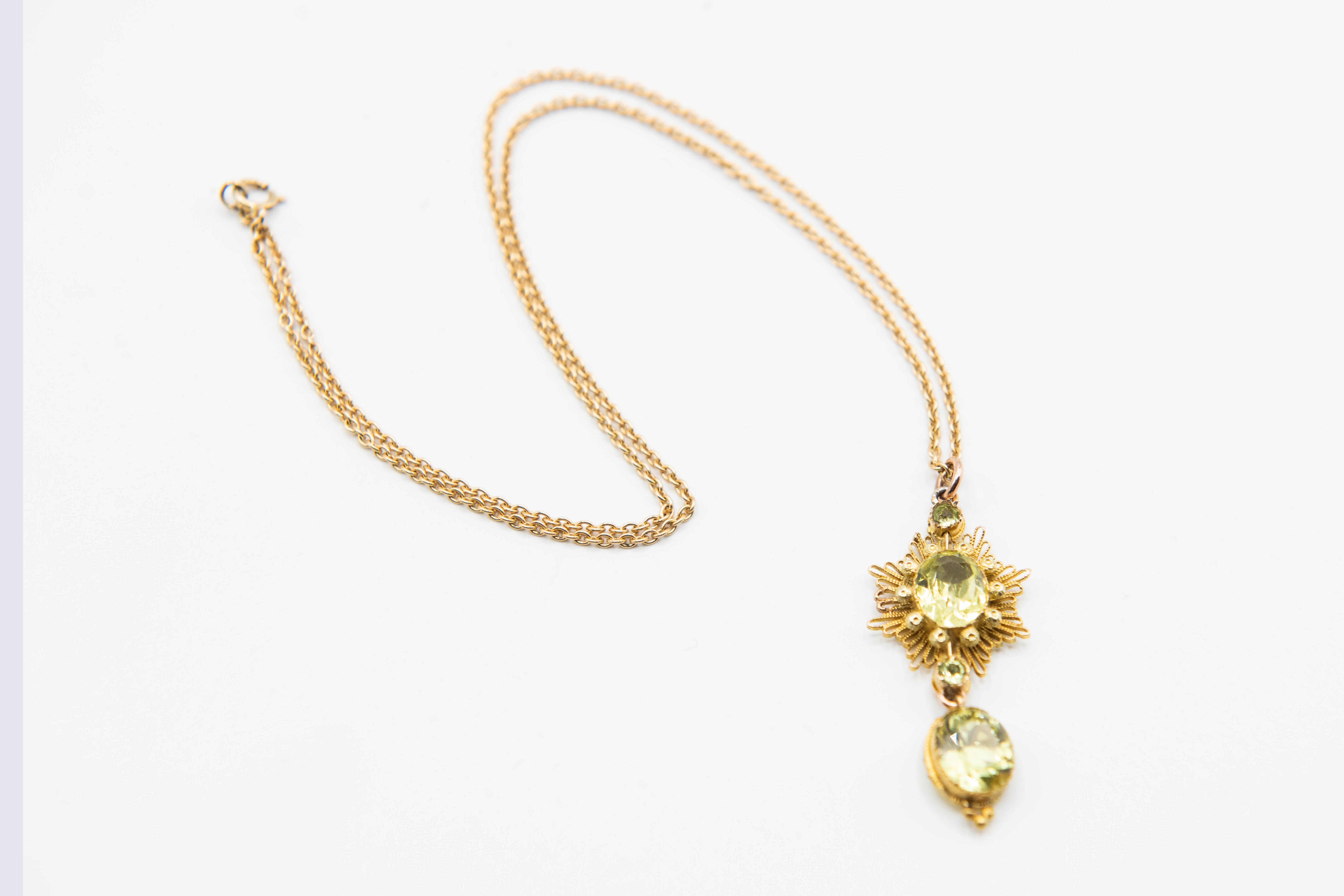 AN 18CT YELLOW GOLD AND CRYSTALLITE PENDANT