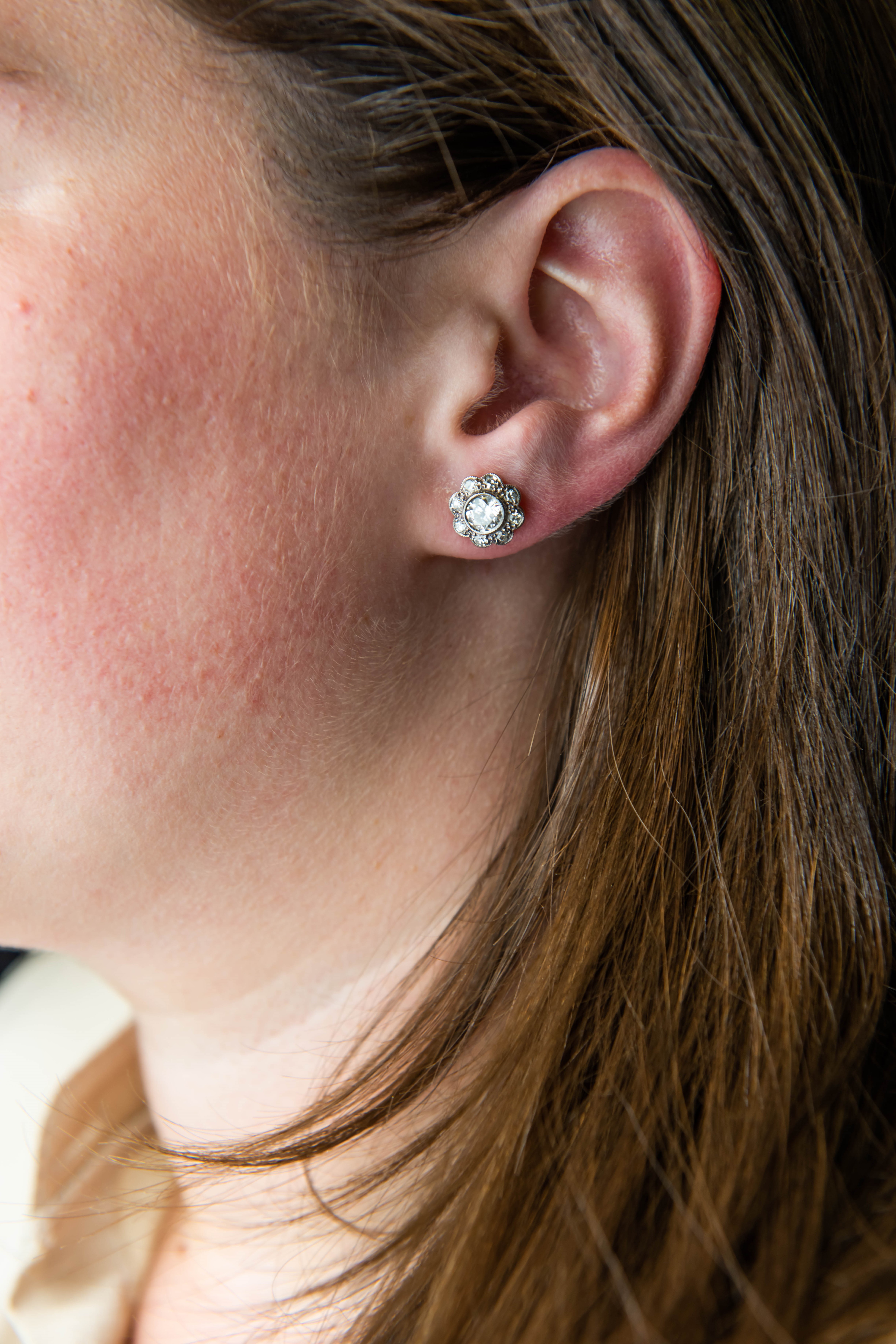 A PAIR OF DIAMOND STUD EARRINGS - Image 3 of 6