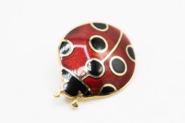 AN 18CT YELLOW GOLD AND ENAMEL BROOCH