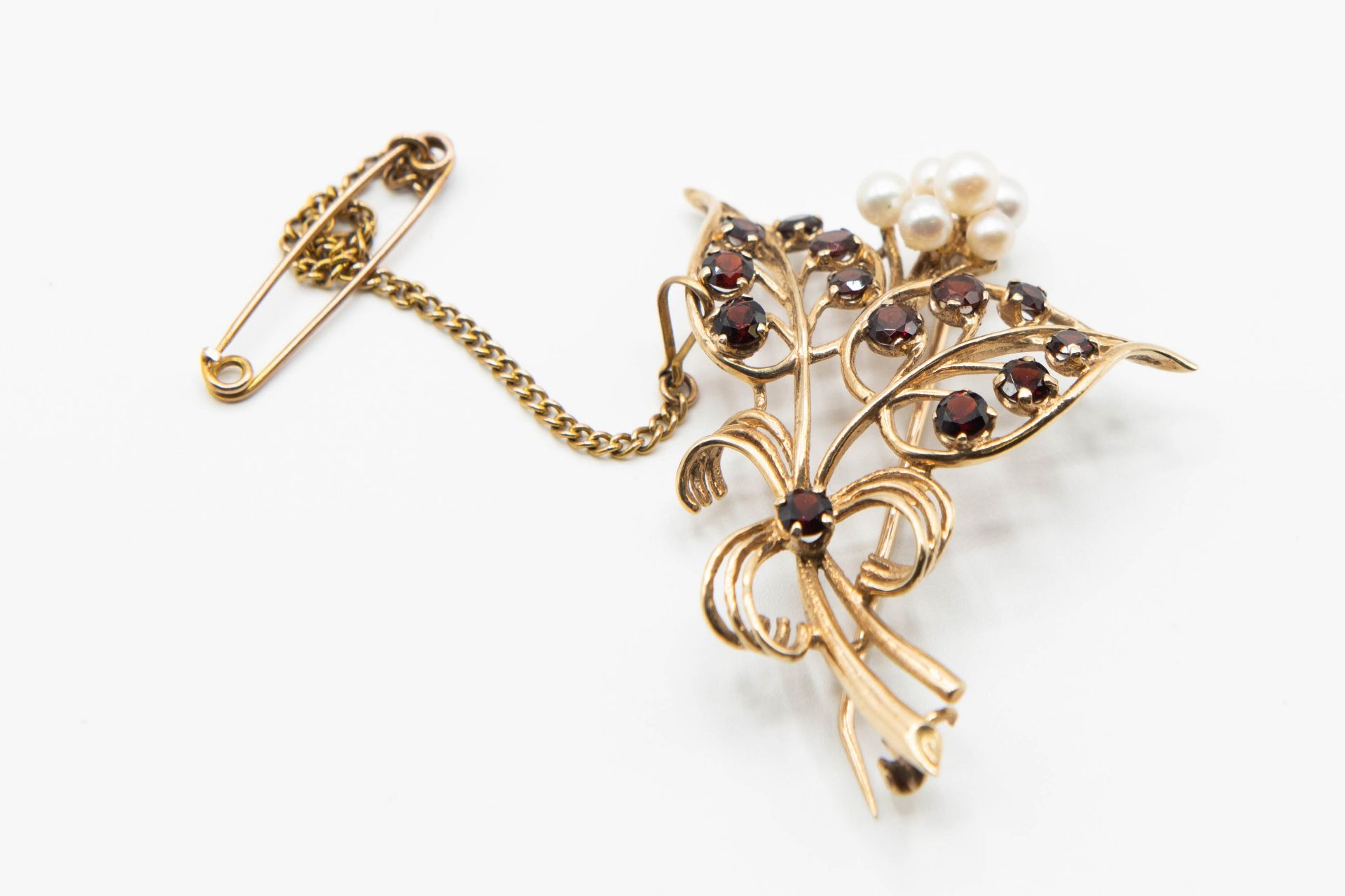 A 9CT YELLOW GOLD CULTURED PEARL AND GARNET BROOCH