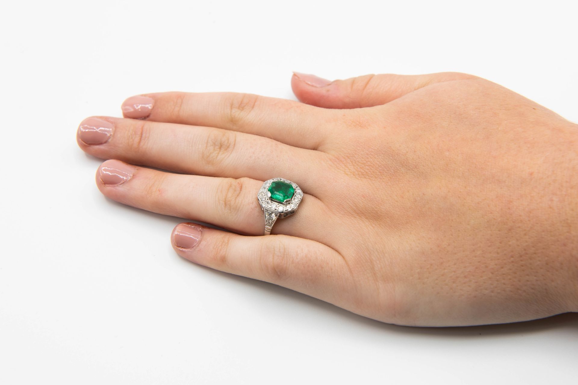 A COLOMBIAN EMERALD AND DIAMOND RING - Image 2 of 3