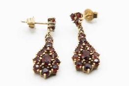 A PAIR OF 9CT YELLOW GOLD AND GARNET DROP EARRINGS
