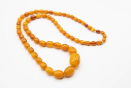 AN AMBER COLOURED BEAD NECKLACE