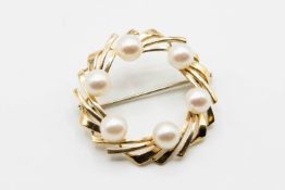 A 14CT YELLOW GOLD AND CULTURED PEARL BROOCH