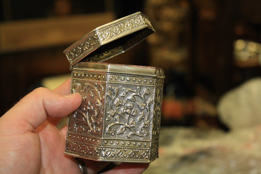 A CHINESE SILVER TEA CADDY, c. 1900 - Image 4 of 6