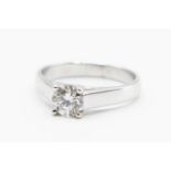 AN 18CT WHITE GOLD AND DIAMOND RING