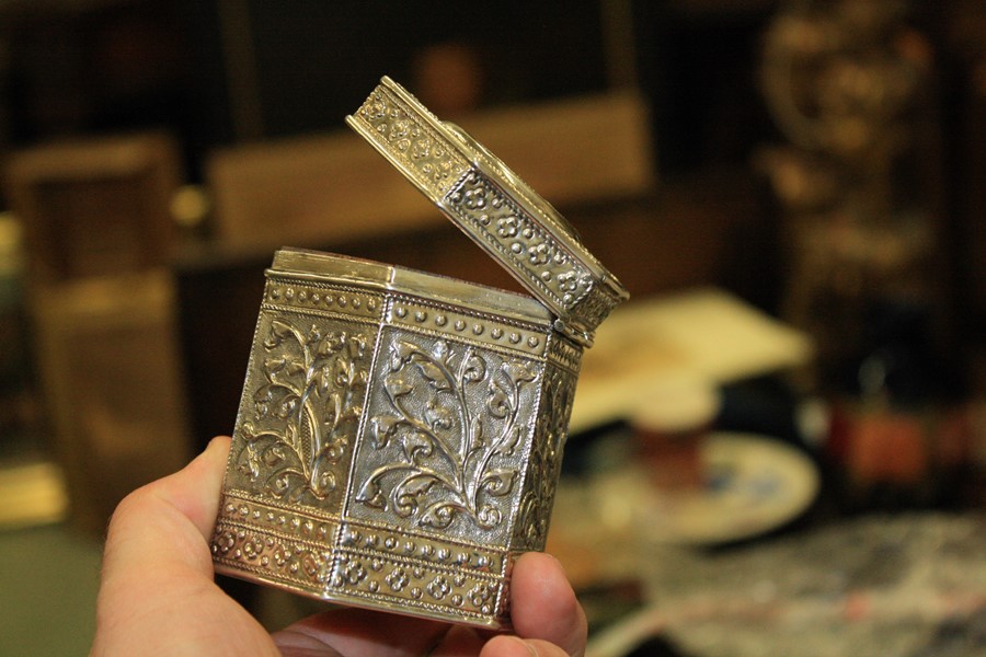 A CHINESE SILVER TEA CADDY, c. 1900 - Image 5 of 6