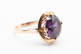 A 9CT YELLOW GOLD AND SYNTHETIC COLOUR CHANGE CORUNDUM RING