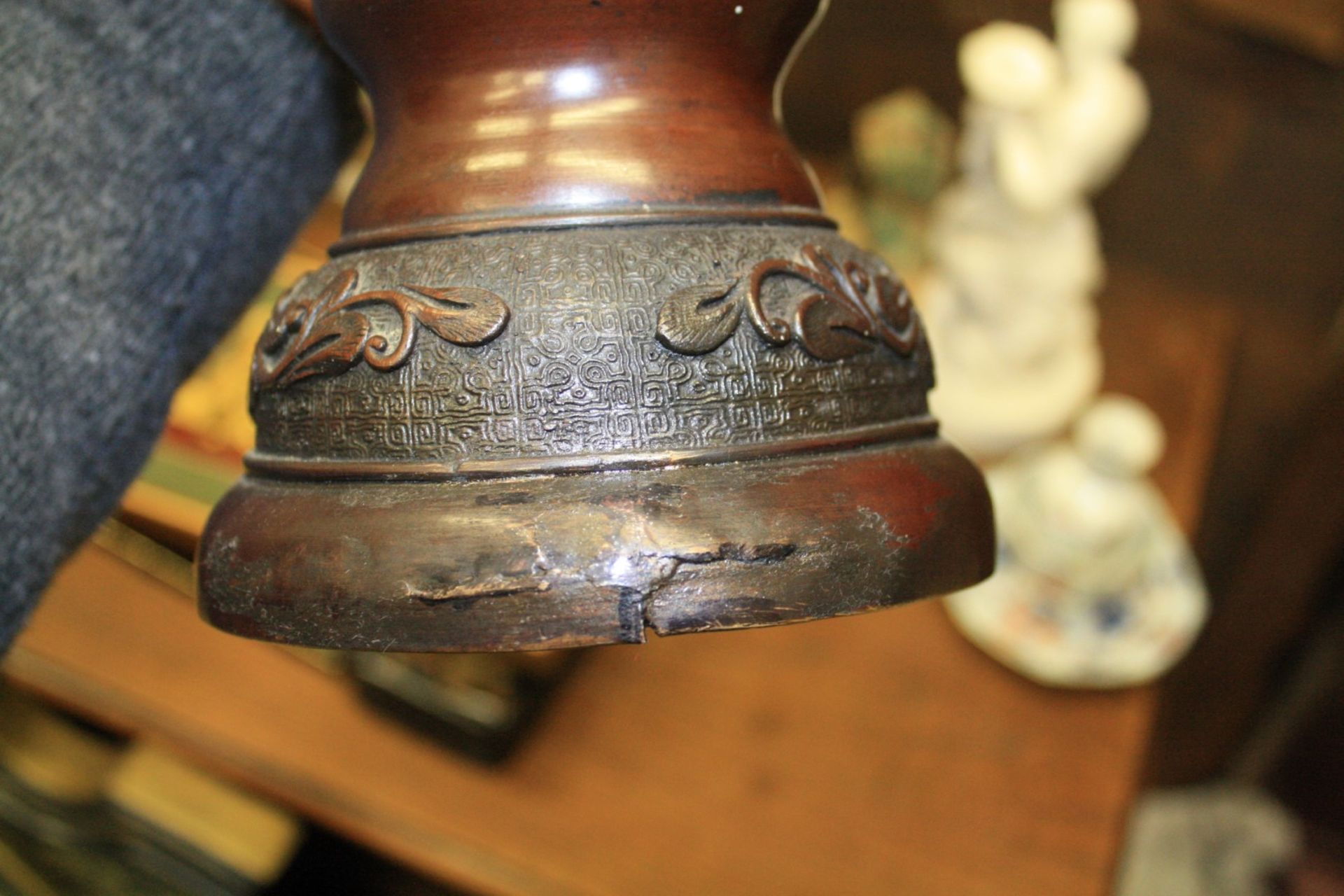 A LARGE PAIR OF JAPANESE MEIJI PERIOD BRONZE VASES - Image 6 of 9