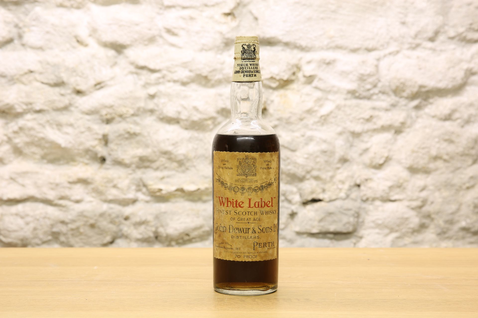 1 VERY RARE BOTTLE DEWARS FINEST SCOTCH WHISKY “WHITE LABEL” ‘OF GREAT AGE’ WITH SPRING CAP