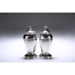 A PAIR OF GEORGE V SILVER SALT AND PEPPER SHAKERS, BIRMINGHAM 1913