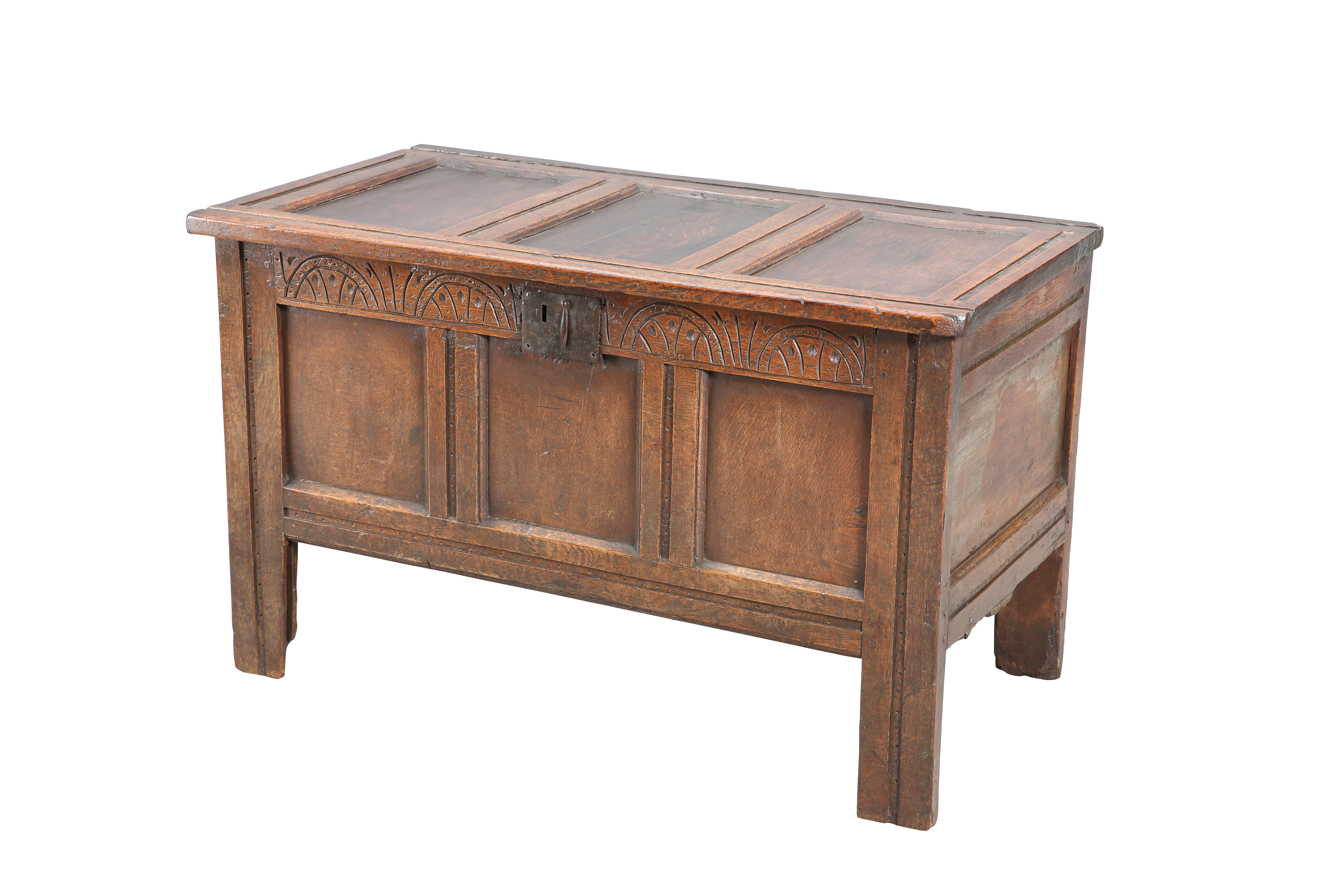 A 17TH CENTURY OAK COFFER