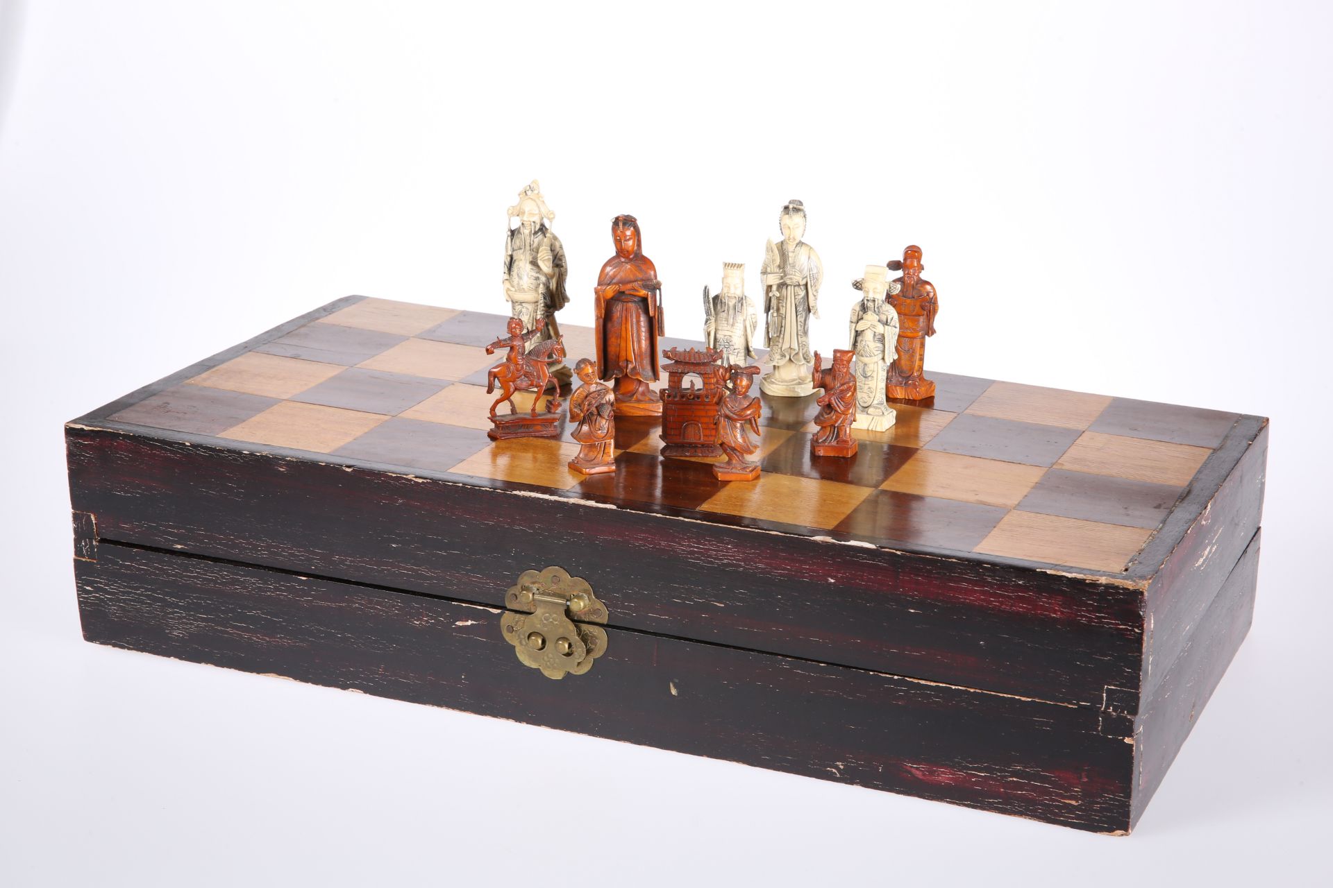 A CHINESE CHEQUERBOARD CASED IVORY CHESS SET, EARLY 20th CENTURY