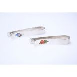 A PAIR OF EDWARDIAN SILVER AND ENAMEL TABLECLOTH CLIPS, BIRMINGHAM 1908