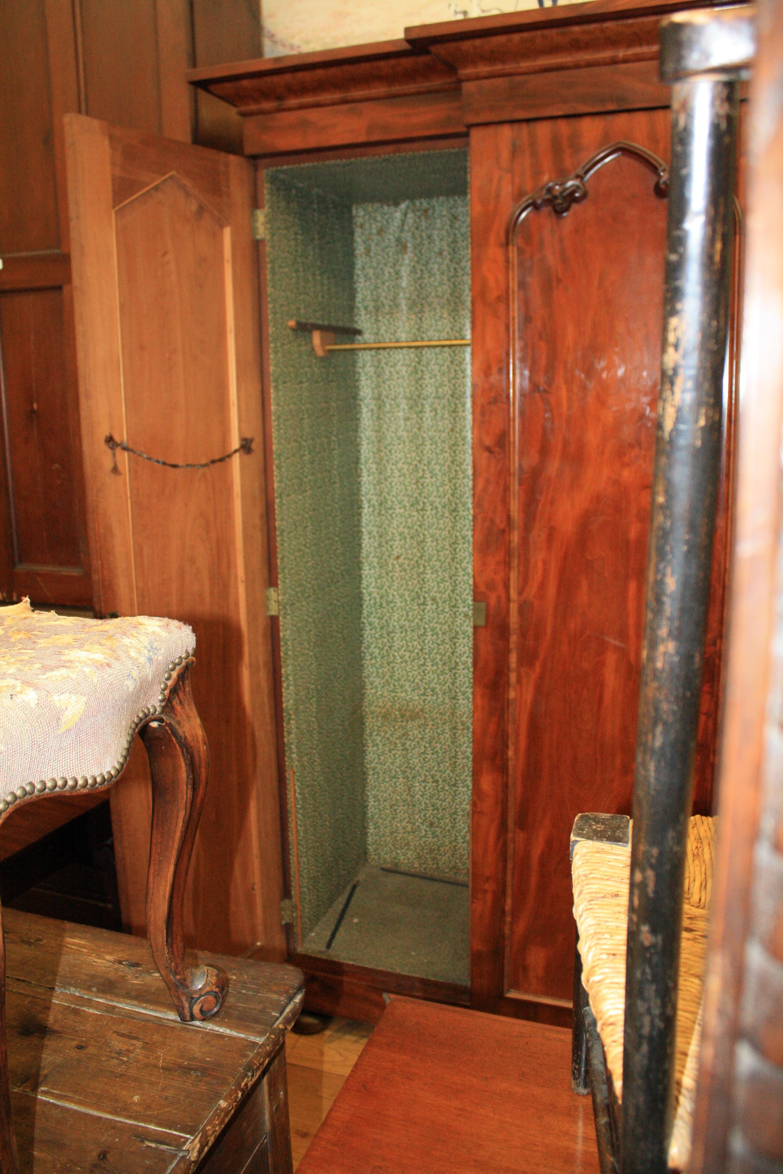 A VICTORIAN MAHOGANY FOUR-DOOR BREAKFRONT WARDROBE - Image 4 of 7