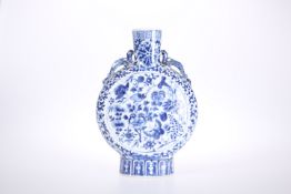 A CHINESE BLUE AND WHITE PORCELAIN MOON FLASK, PROBABLY LATE 19th CENTURY