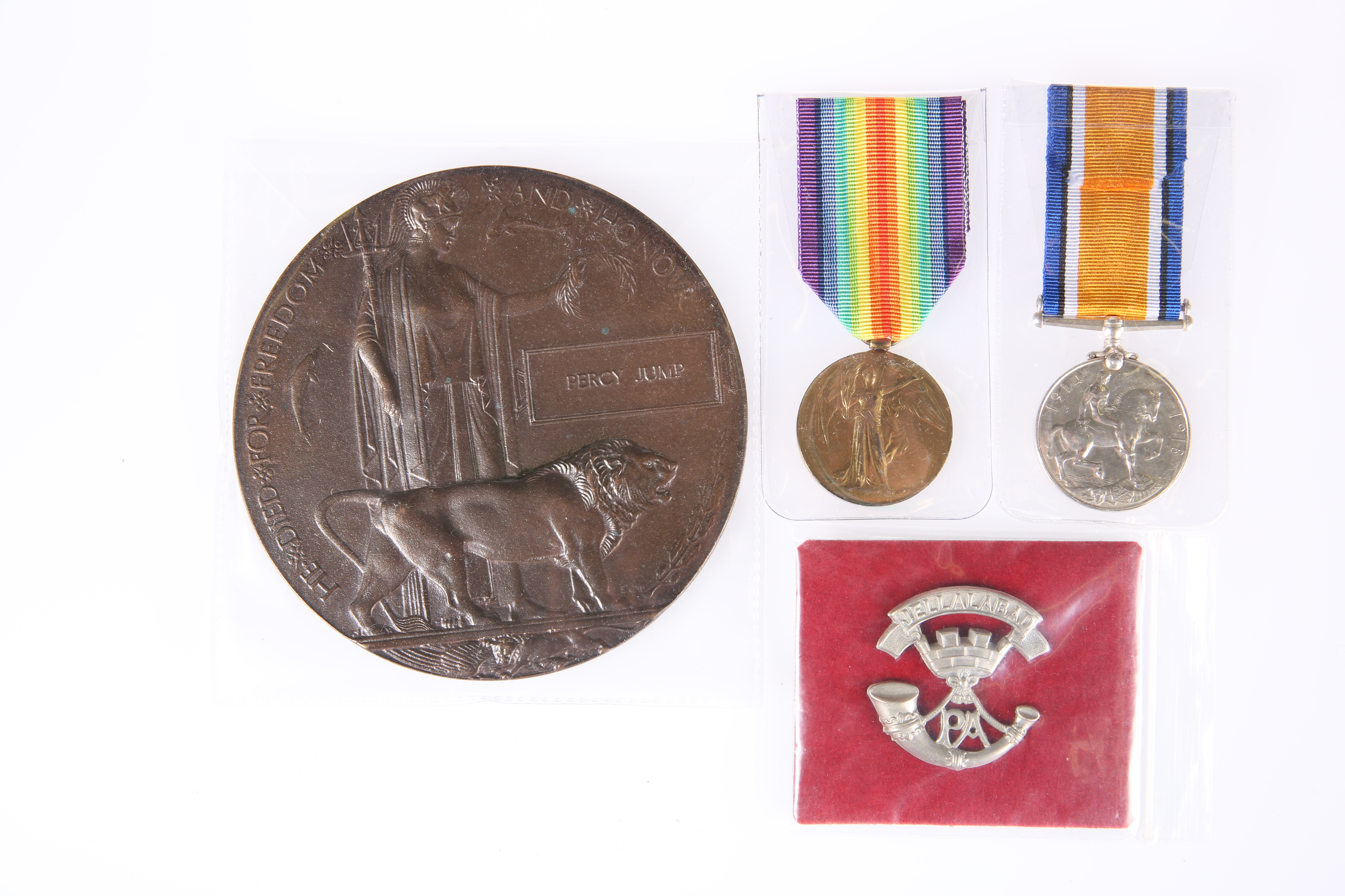 A WWI DEATH PLAQUE, MEDAL PAIR AND CAP BADGE