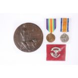 A WWI DEATH PLAQUE, MEDAL PAIR AND CAP BADGE