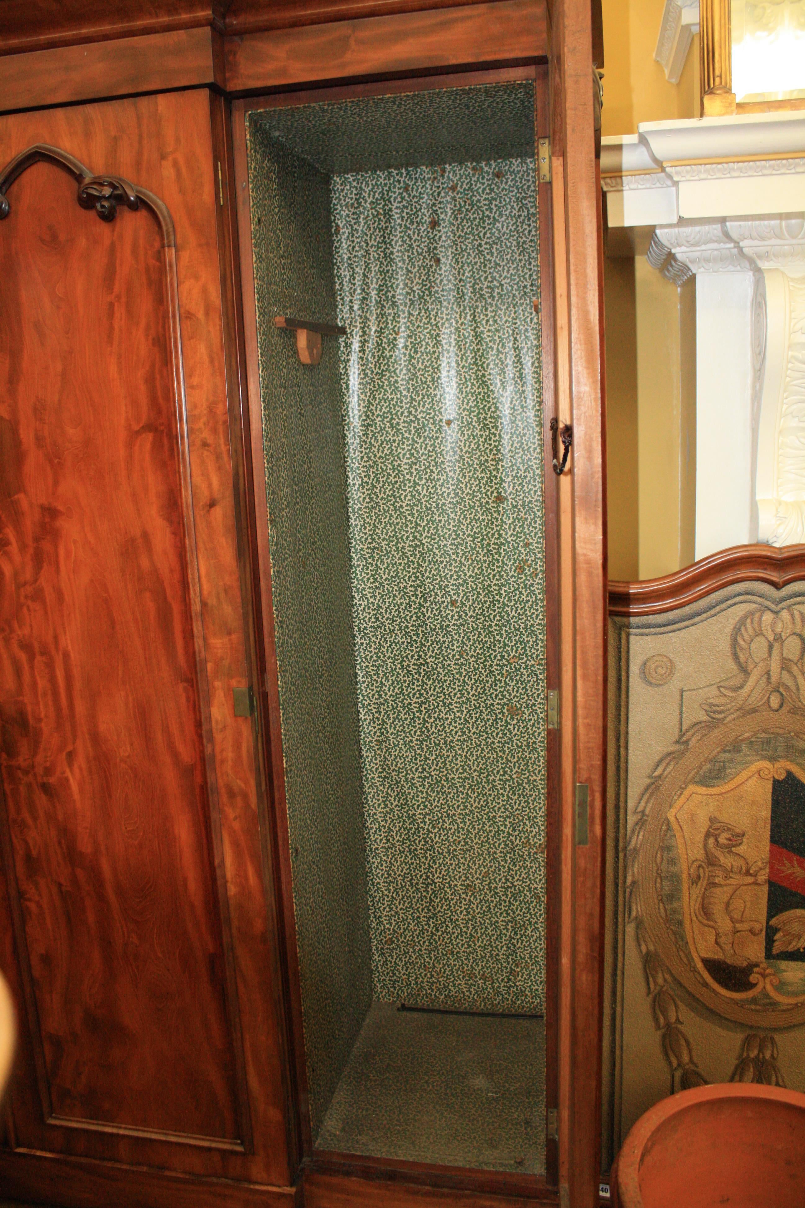 A VICTORIAN MAHOGANY FOUR-DOOR BREAKFRONT WARDROBE - Image 2 of 7