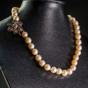 A CULTURED PEARL NECKLACE