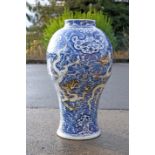 A LARGE CHINESE BLUE AND WHITE FLOOR STANDING VASE