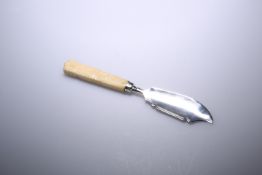 A GEORGE IV SILVER BUTTER KNIFE WITH IVORY HANDLE, BIRMINGHAM 1824