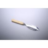 A GEORGE IV SILVER BUTTER KNIFE WITH IVORY HANDLE, BIRMINGHAM 1824