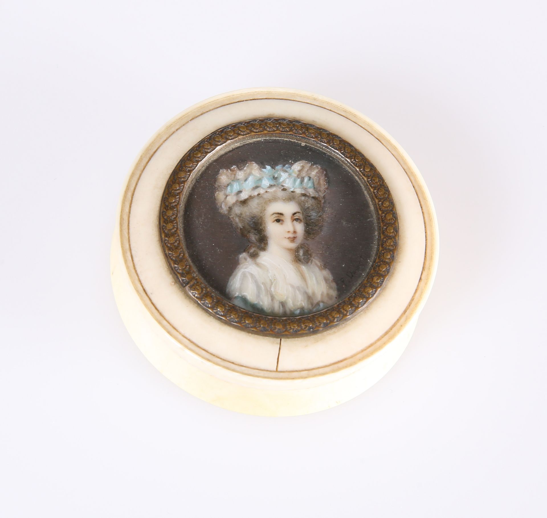 A GEORGE III IVORY PATCH BOX INSET WITH A PORTRAIT MINIATURE