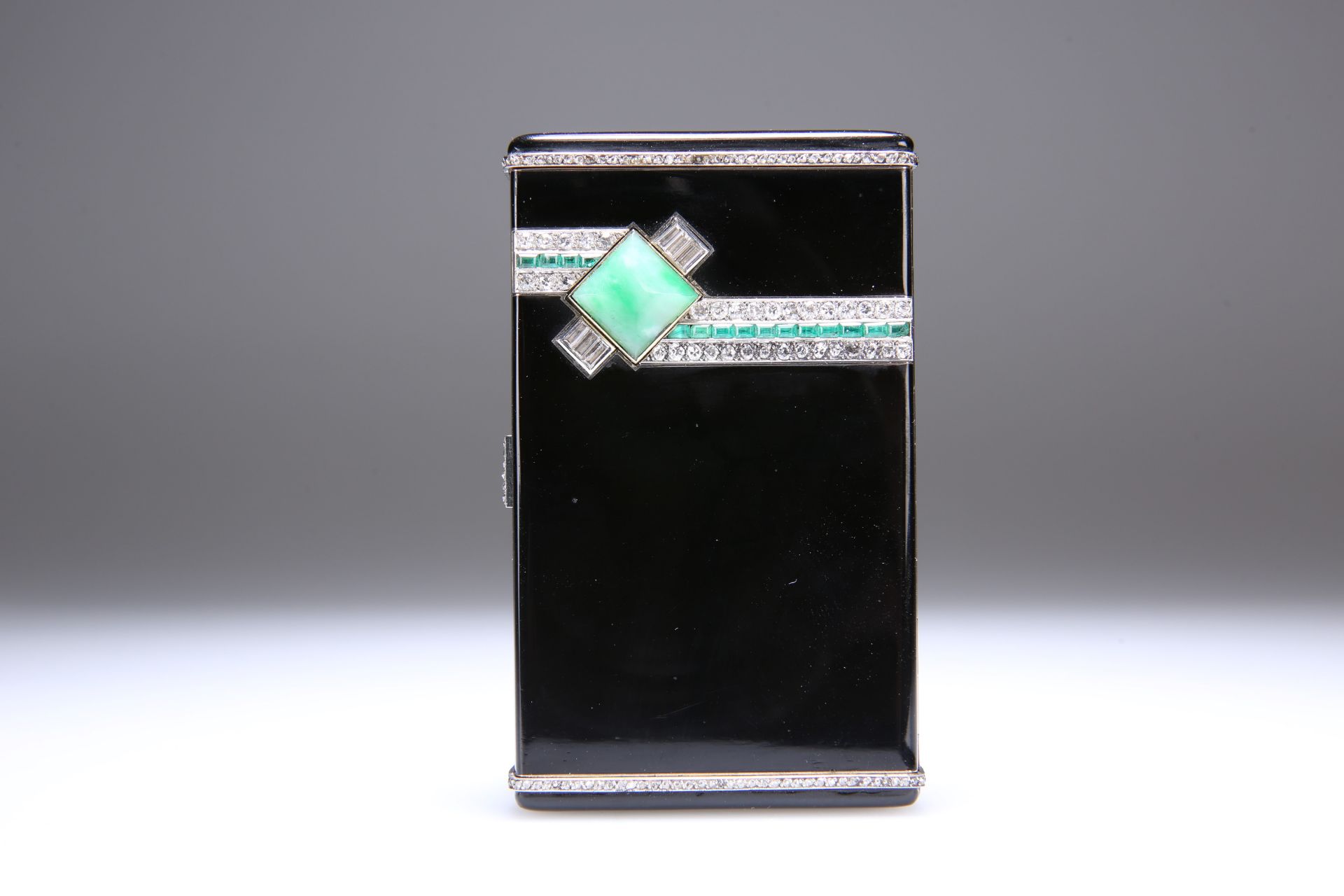 A STRIKING DIAMOND, EMERALD AND JADE SET 18ct GOLD AND ENAMEL LADY'S COMPACT IN THE ART DECO TASTE - Bild 3 aus 3