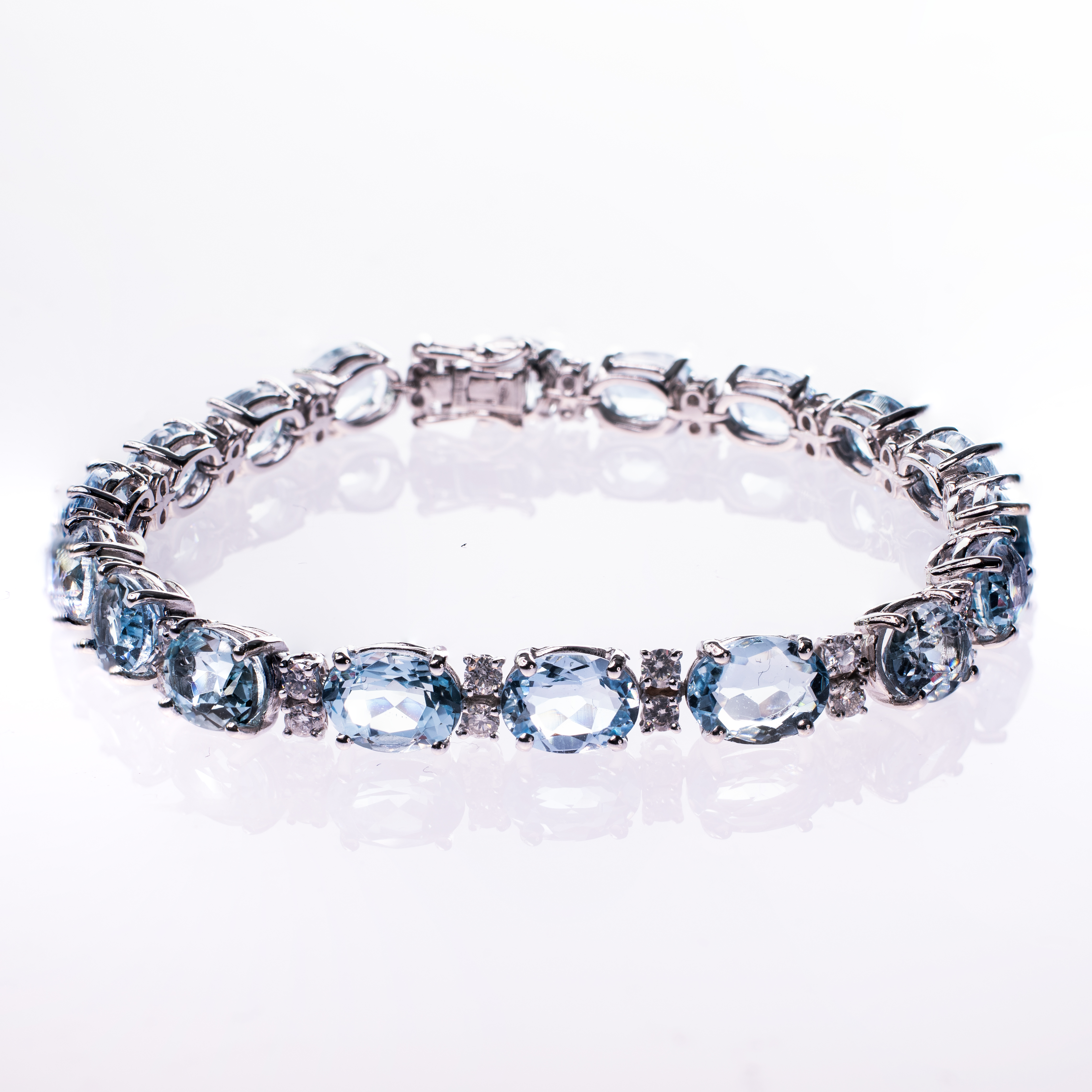 AN 18CT WHITE GOLD, AQUAMARINE AND DIAMOND BRACELET