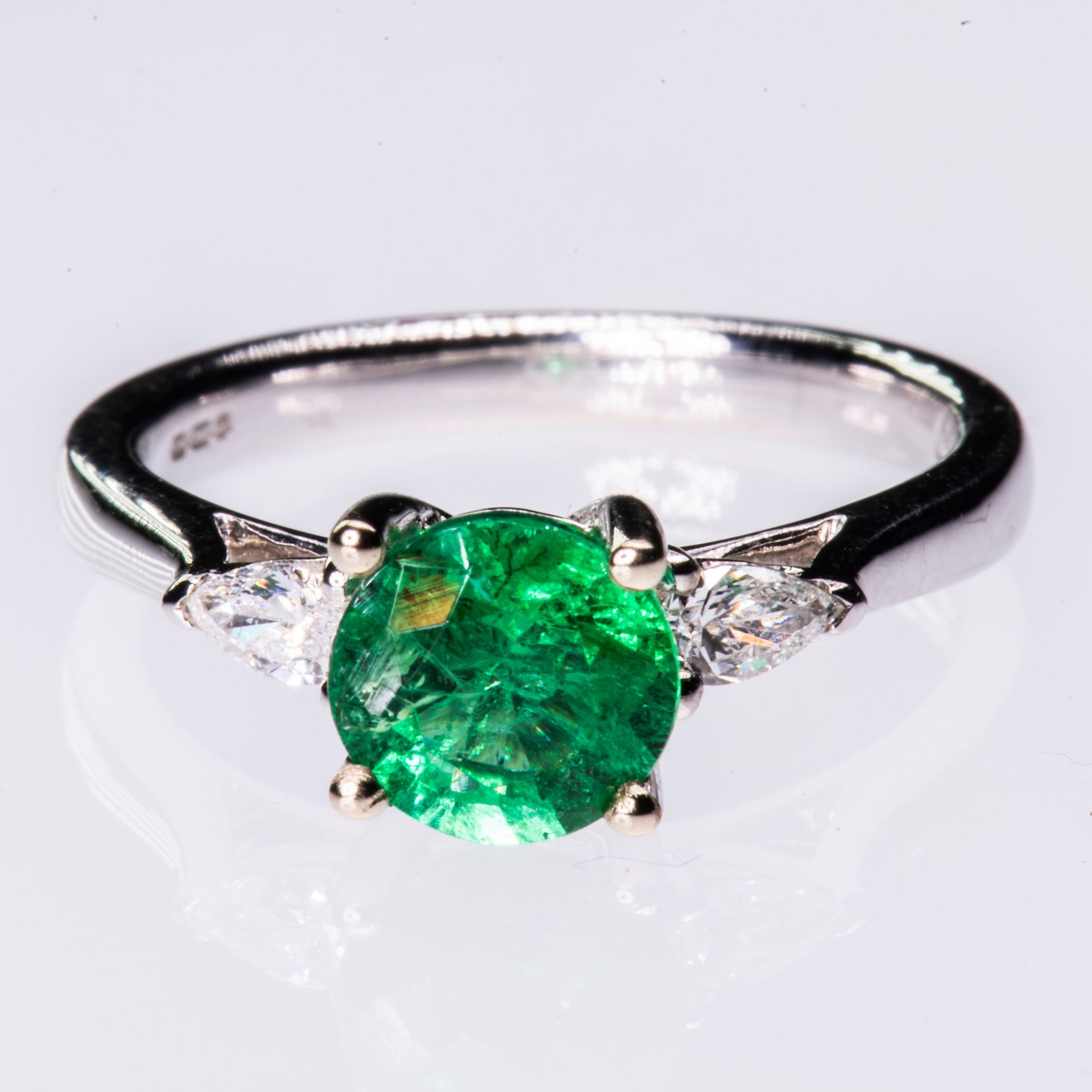 AN 18CT WHITE GOLD EMERALD AND DIAMOND RING