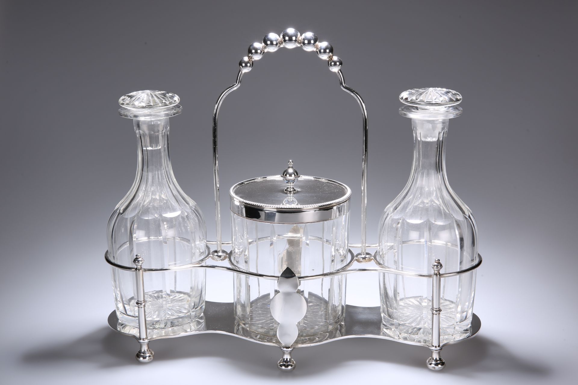 A VICTORIAN SILVER DECANTER STAND, LINLDY & HODD, LONDON 1871