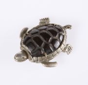 AN EDWARDIAN NOVELTY VESTA CASE MODELLED AS A TORTOISE