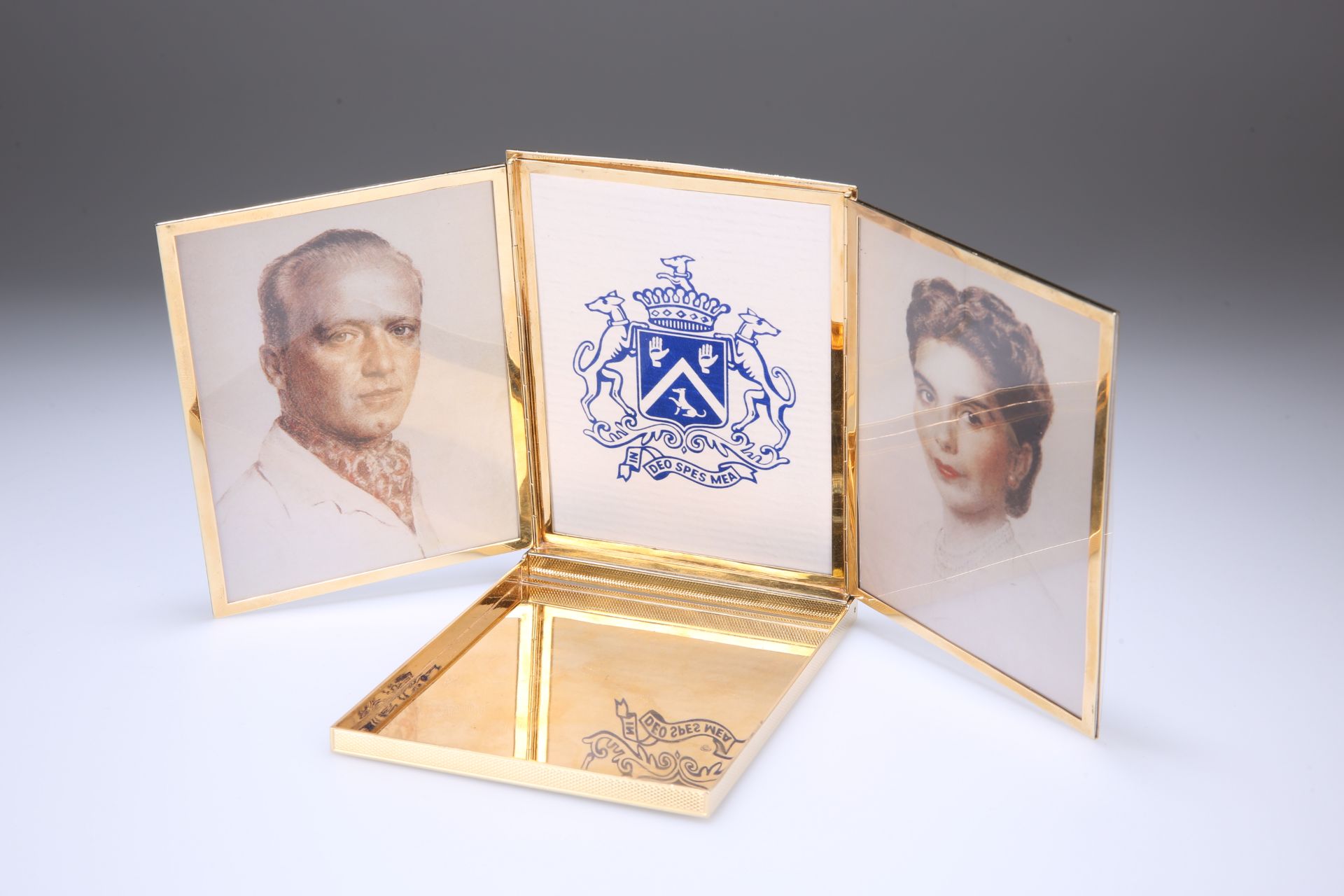 A CARTIER 14ct GOLD TRAVELLING TRIPARTITE PHOTOGRAPH FRAME, MID-20th CENTURY