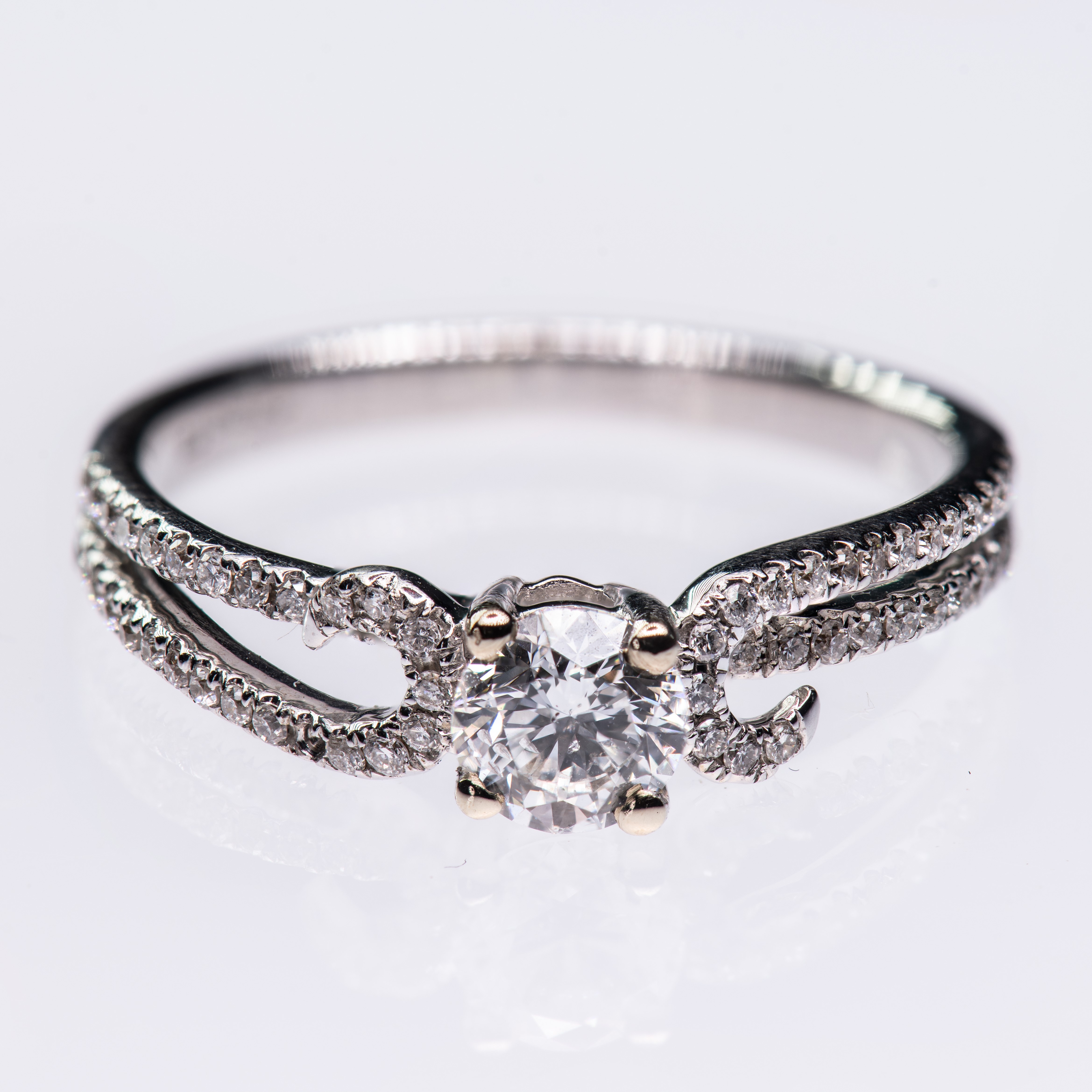 AN 18CT WHITE GOLD AND DIAMOND RING