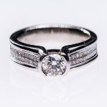 A 14CT WHITE GOLD AND DIAMOND RING