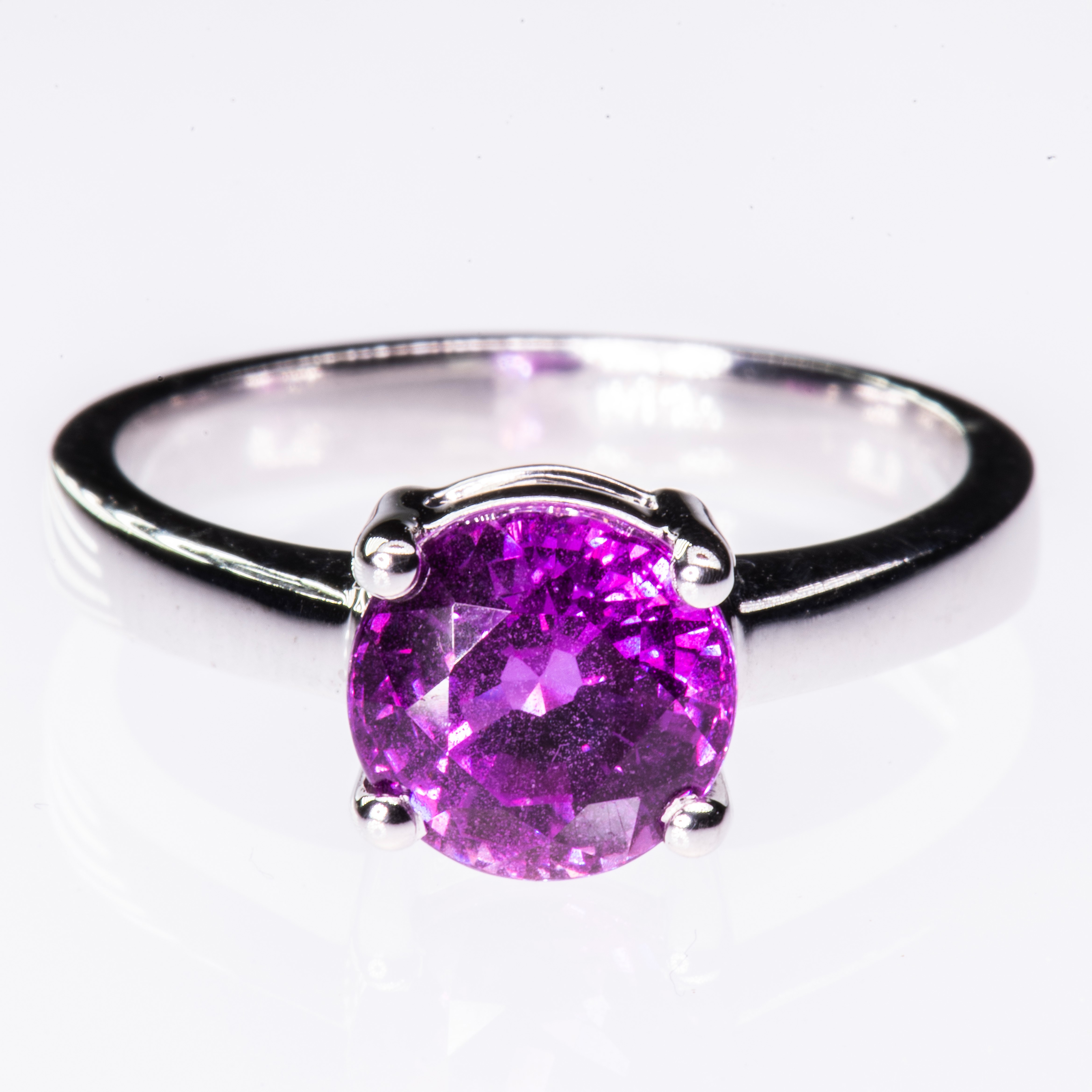 AN 18CT WHITE GOLD AND PURPLE SAPPHIRE RING