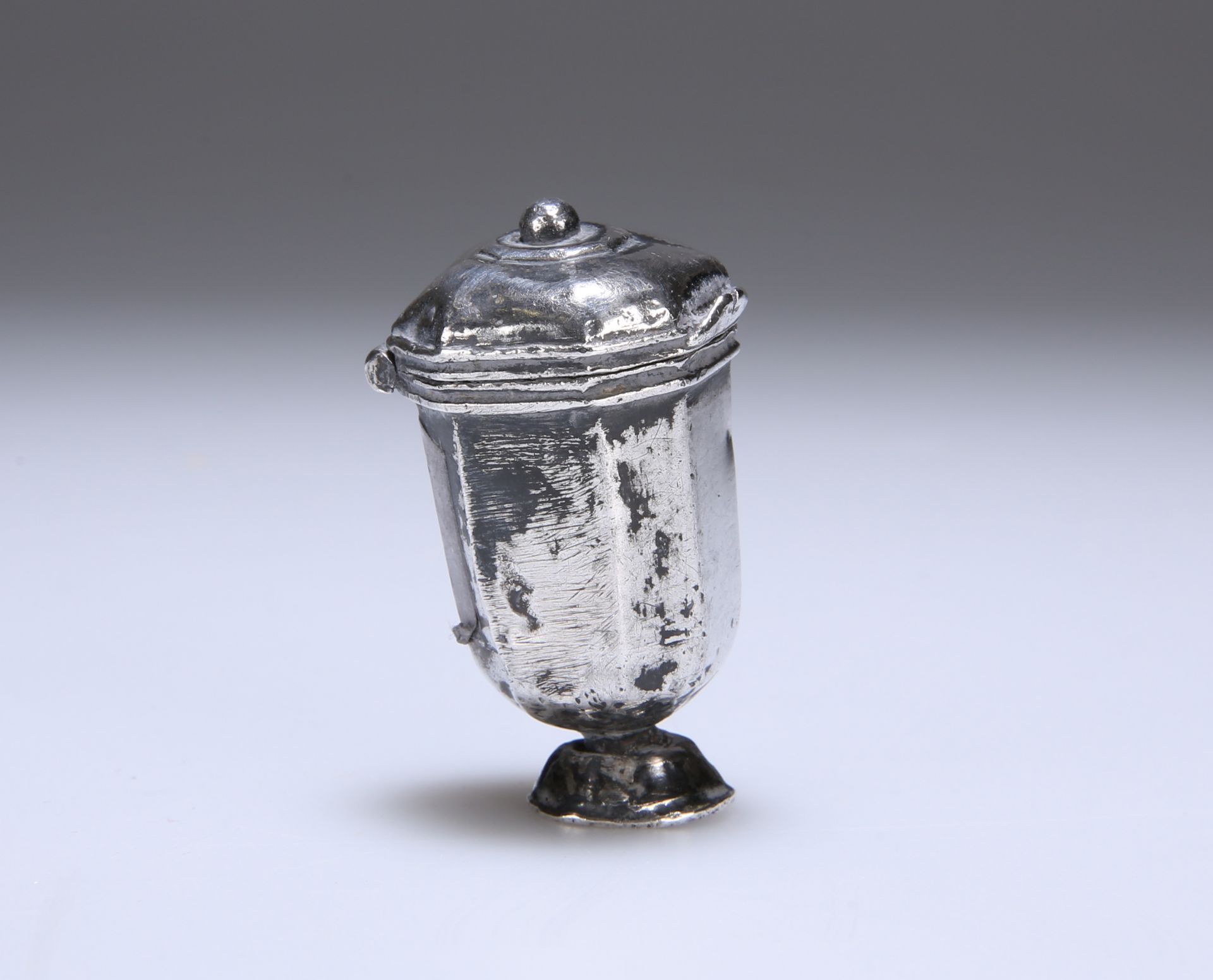 A CONTINENTAL WHITE METAL POMANDER OR VINAIGRETTE, 18th CENTURY - Bild 2 aus 2