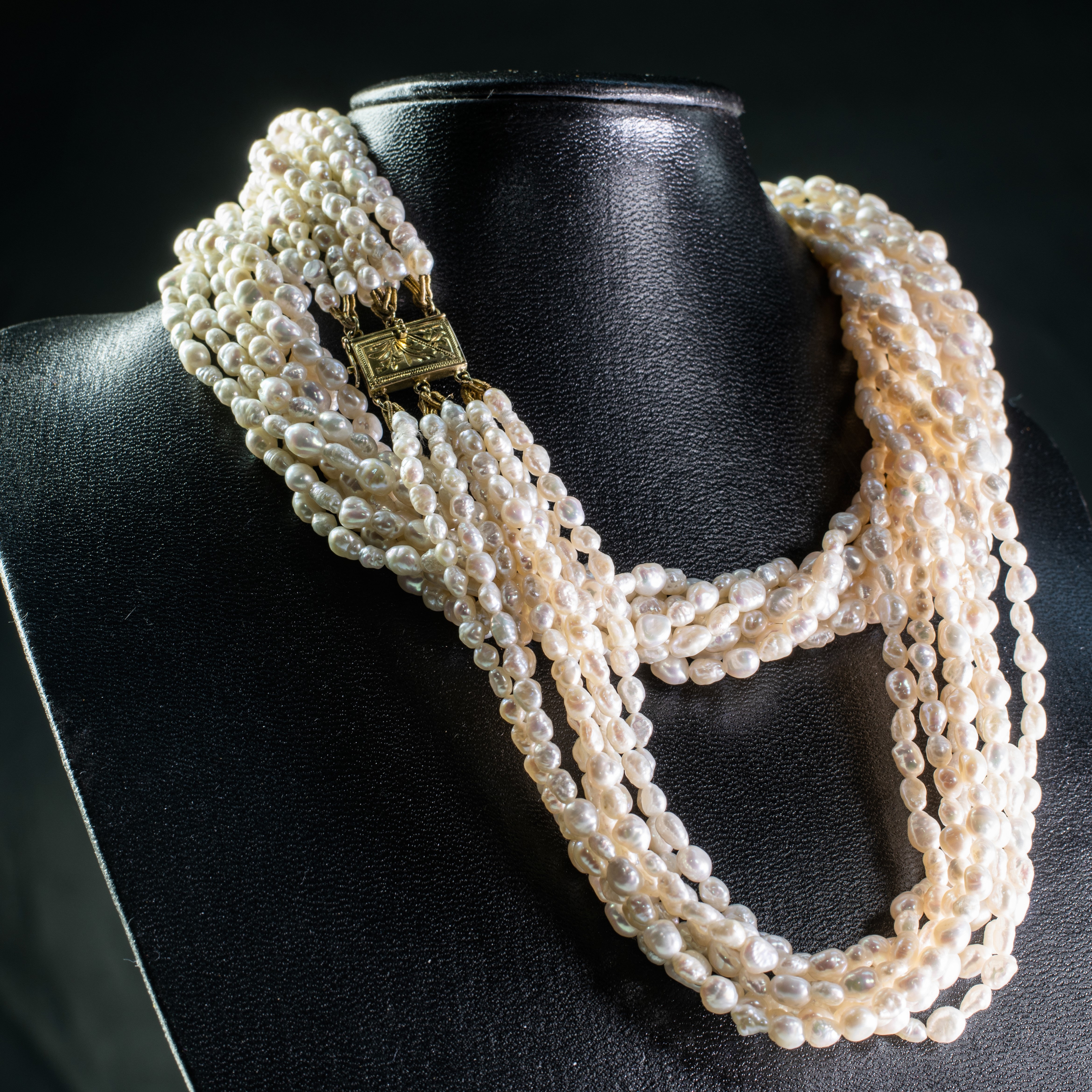 A MULTI SEED PEARL NECKLACE