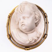 A 19TH CENTURY PORCELAIN CAMEO BROOCH