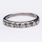 AN 18CT WHITE GOLD AND DIAMOND RING