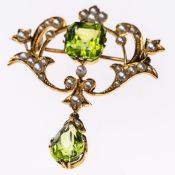 AN ART NOUVEAU PERIDOT AND SEED PEARL PENDANT