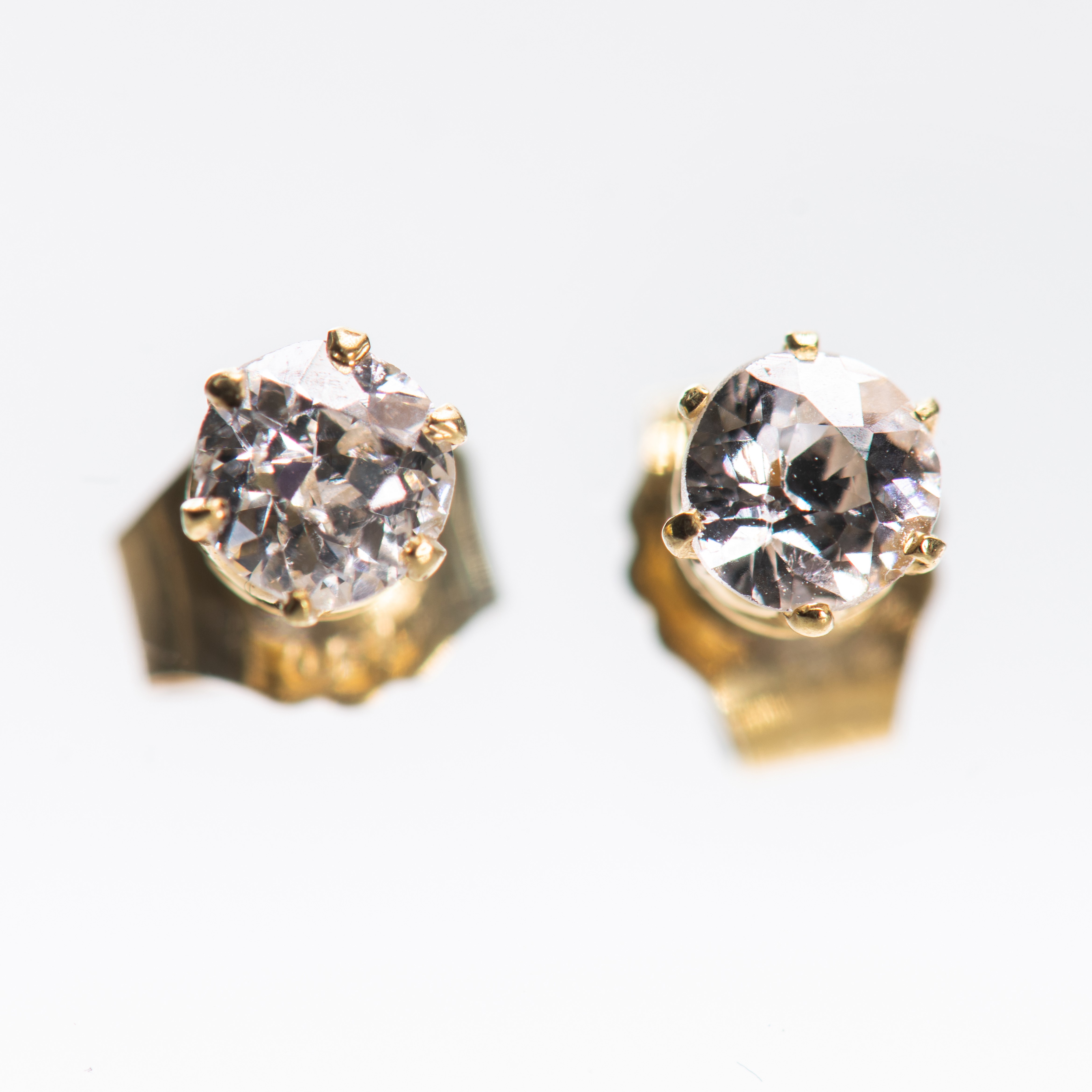 A PAIR OF DIAMOND STUD EARRINGS