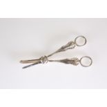 A PAIR OF LATE VICTORIAN SILVER GRAPE SCISSORS, SHEFFIELD 1898