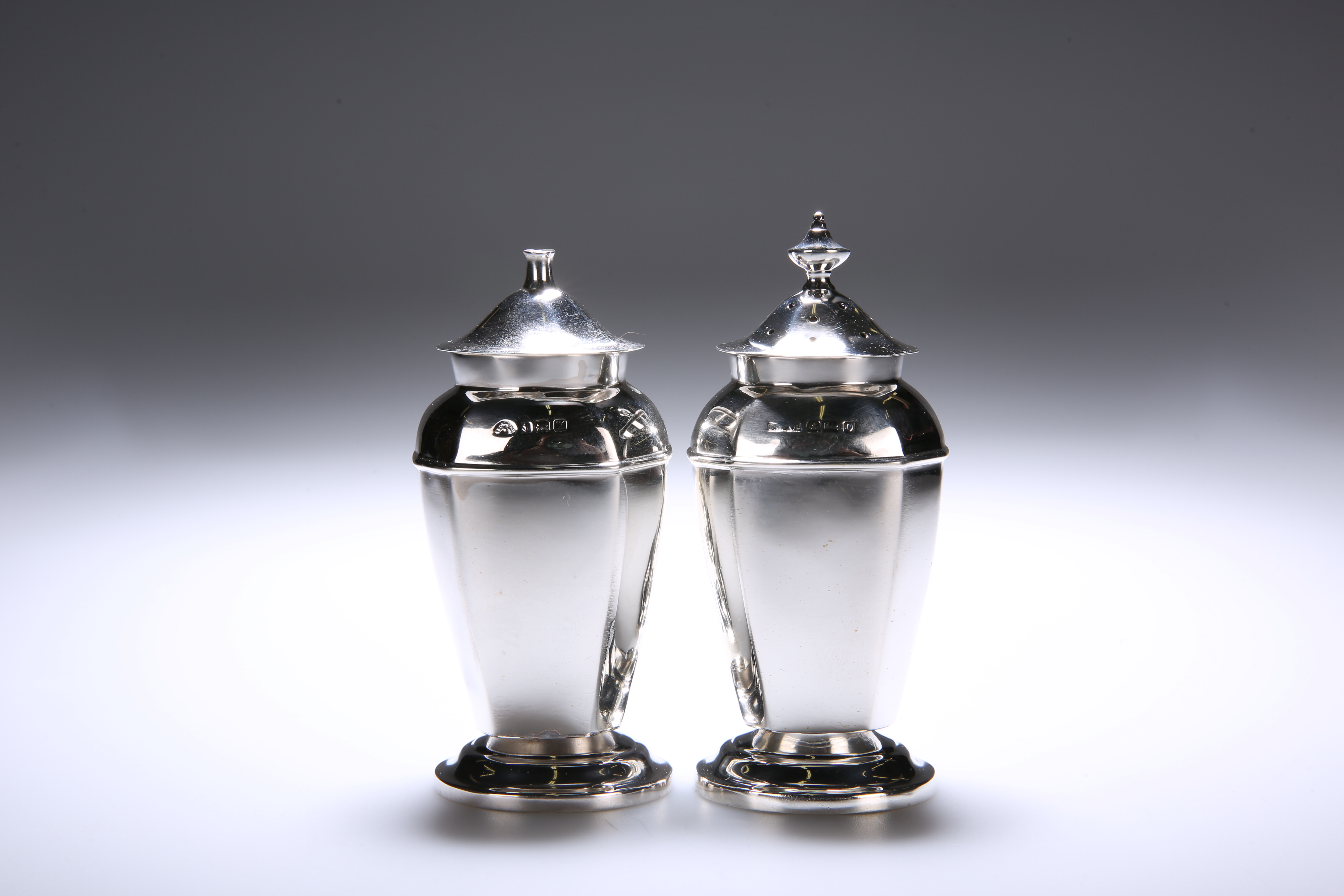 A PAIR OF GEORGE V SILVER SALT AND PEPPER SHAKERS, BIRMINGHAM 1913