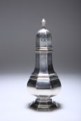 A LARGE GEORGE V SILVER SUGAR CASTER, GEORGE HARDISTY