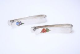 A PAIR OF EDWARDIAN SILVER AND ENAMEL TABLECLOTH CLIPS, BIRMINGHAM 1908