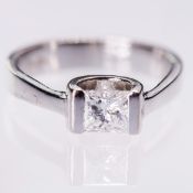 AN 18CT WHITE GOLD AND DIAMOND RING